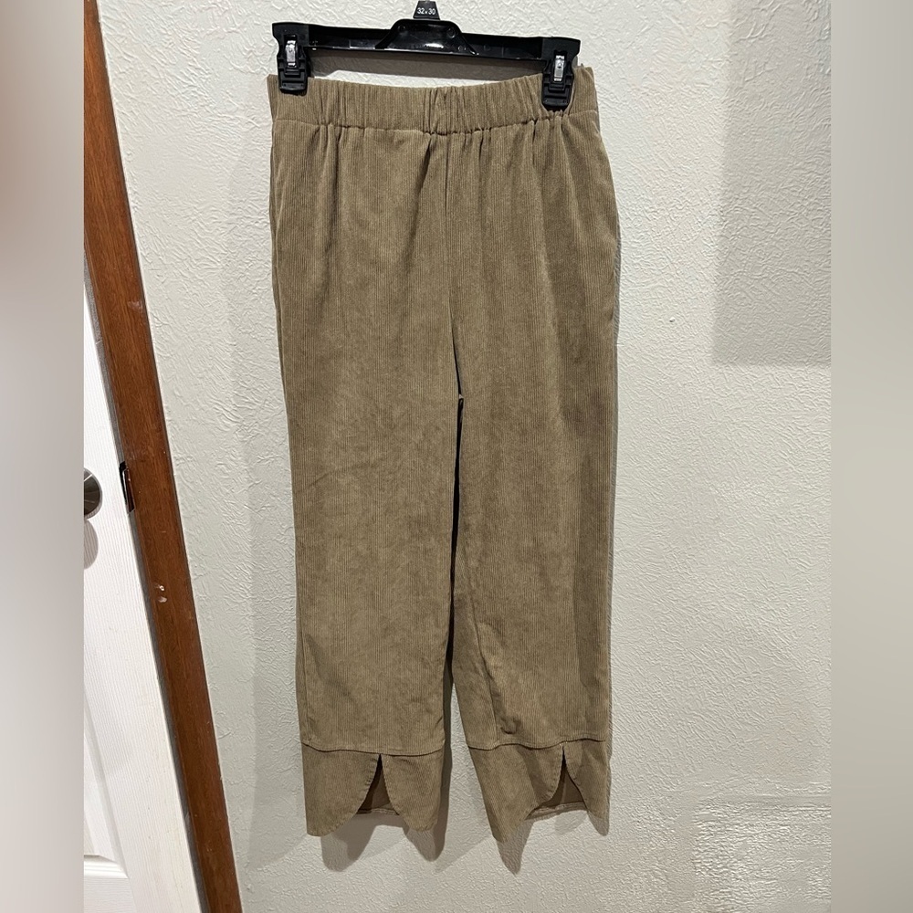 Chic Tan Straight Leg Women's Pants Corduroy Olive Green Color Size M EUC